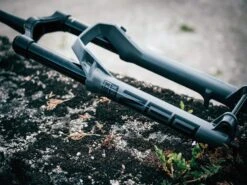 ROCKSHOX Fourche Zeb Ultimate 29'' Charger 3 RC2 DebonAir+ Déport 44mm 180mm 2023 -Vtt Soldes Boutique rockshox fourche zeb ultimate 29 charger 3 rc2 debonair deport 44mm 180mm 2023 4